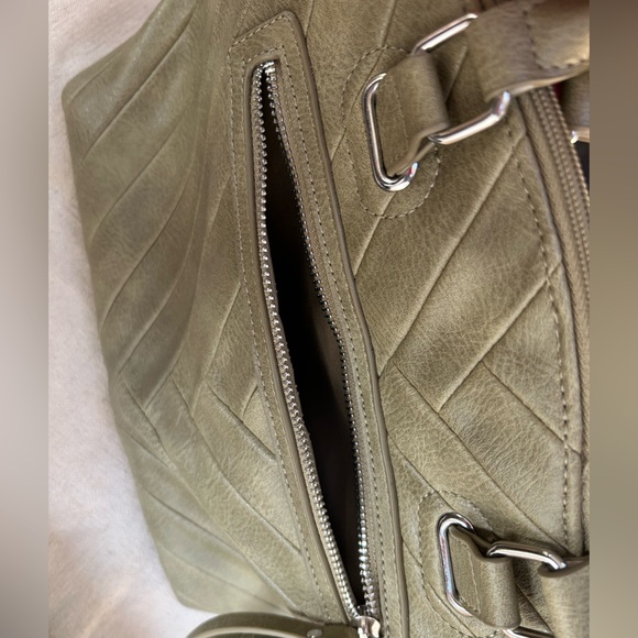 Bueno Brahmin-Style chevron designed front bag. Doublehandle & crossbody strap. - Picture 6 of 11